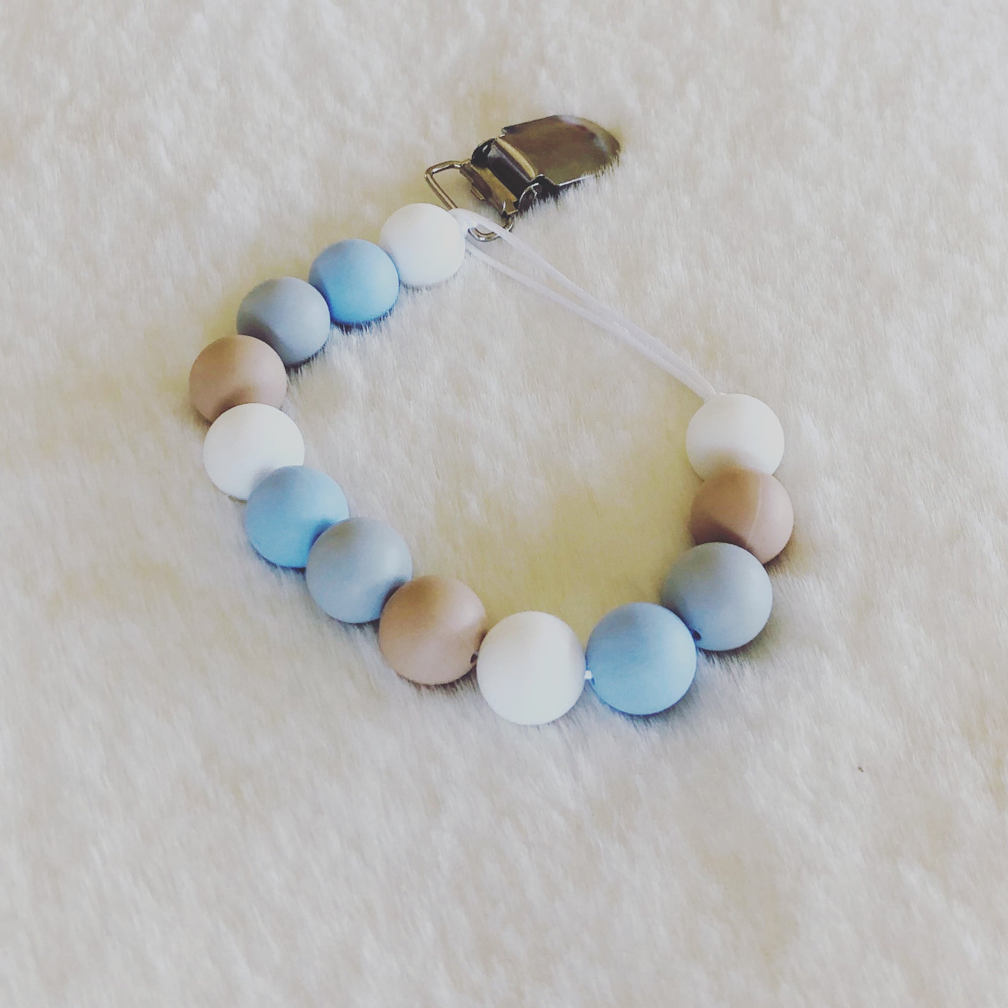 Grey blue beige chewy clip