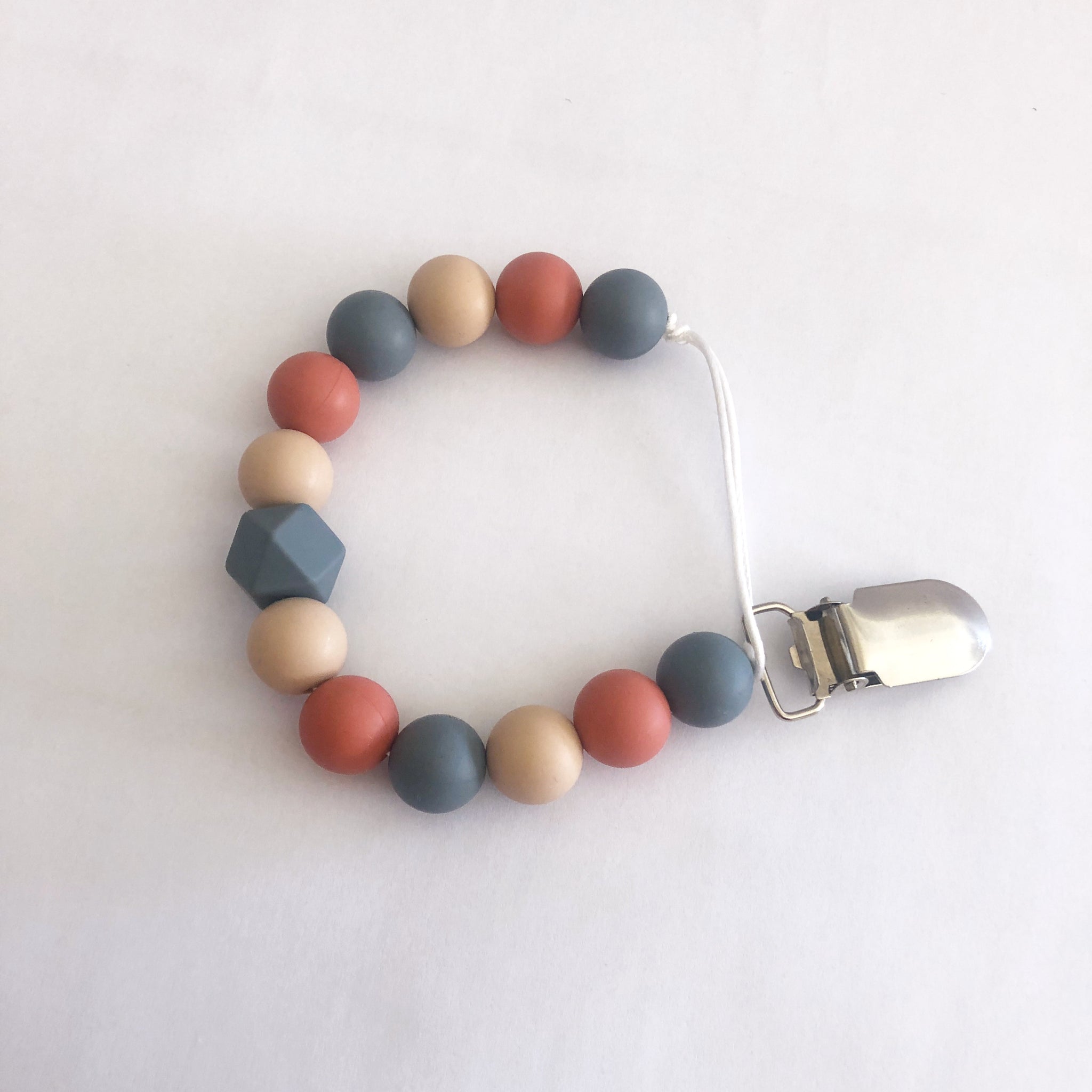 Grey maroon stone chewy clip